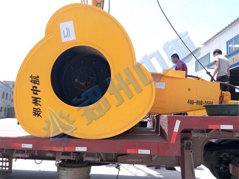 裝載機帶的沖擊壓路機
